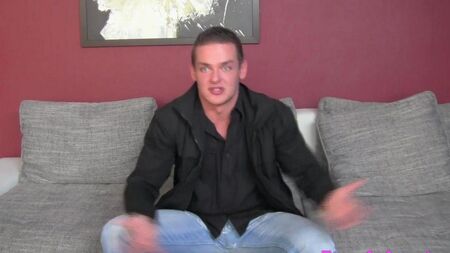 Das Küken ließ den Kerl beim Casting Cooney machen