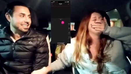 Das Mädchen bekommt einen Orgasmus im Auto, während sein Schwanz fingert