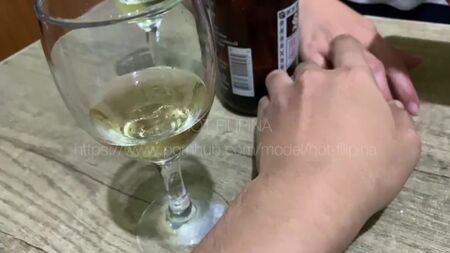 Erwachsene Schönheit trank etwas Wein und will Sex