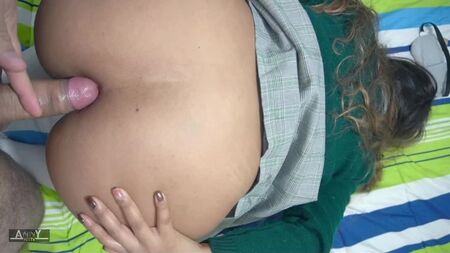 Ein süßes Schulmädchen erlebt ihren ersten schmerzhaften Analsex. Echter Amateursex