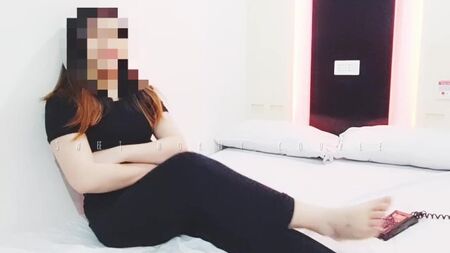 Das Mädchen versteckt ihr Gesicht und springt auf ein Mitglied für die Beute