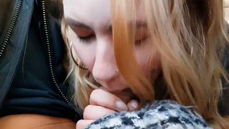 Blowjob in einem Flugzeug. Nun, fick dich selbst!