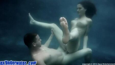 Sex Unterwasser mit einer schönen Brünette