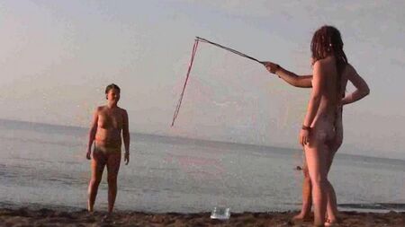 Nacktes Spiel am Strand