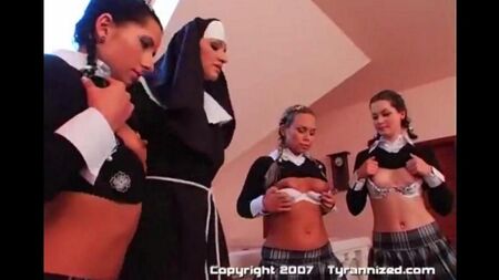 Die Nonne ließ drei Mädchen Sex haben