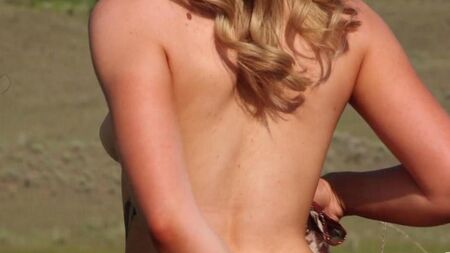 Blonde masturbiert in der Natur