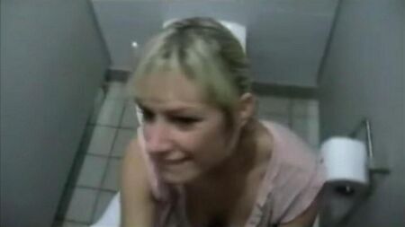 Saugt einen Fremden in der Toilette gut