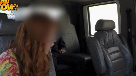 Red Hure leckt Eier im Auto