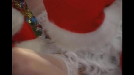 Santa Claus hat eine sexy Schneejungfrau in Strümpfen unter einem Weihnachtsbaum gefickt