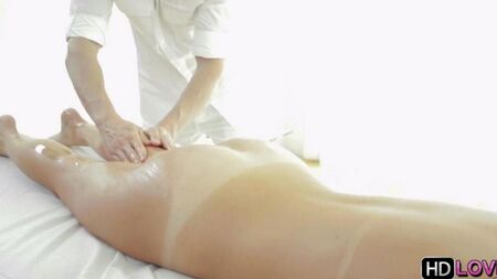 Fickt das Mädchen während der Massage mit den Fingern
