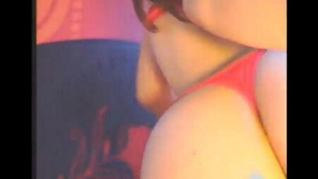 Mädchen fickt sich mit Vibratoren in allen Löchern