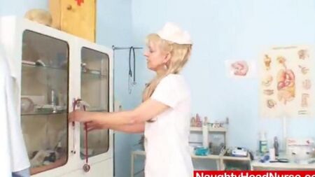 Reife Krankenschwester fickt sich selbst