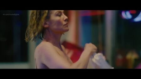 Rosamund Pike nackt (durchsichtig) – I Care a Lot (2020) HD 1080p Online anschauen / Rosamund Pike – Die Betrügerin