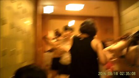 Heimlich in einem koreanischen Badehaus gefilmt