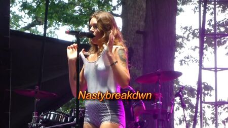 Tove Lo – „Talking Body“: Zeigt der Menge ihre Brüste (Sweetlife Festival 2015)