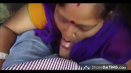 Desi-Tante gibt einen Blowjob und macht einen Deepthroat, trinkt Sperma