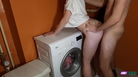 Anny Walker – Hat ihren Bruder beim Wichsen im Badezimmer erwischt und ihm einen geblasen