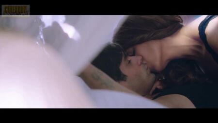 Die heiße Bipasha Basu – Intimszene – Alone (2015)