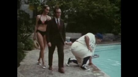 Julie Newmar und ein nicht im Abspann genanntes Model nackt – „Up Your Teddy Bear“, auch bekannt als „Seduction of a Nerd“ (USA 1970)