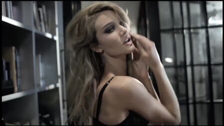 Rosie Huntington-Whiteley in Dessous von Agent Provocateur (2008) eng