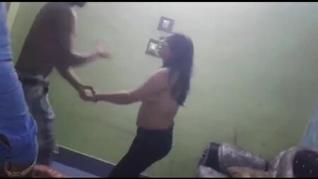 Ein Desi-Mädchen tanzt nackt mit zwei Jungs