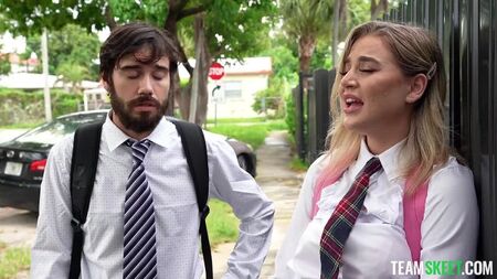 Die Studenten haben beim ersten Treffen Sex. Porno-Video mit Blake Blossom und Nade Nasty