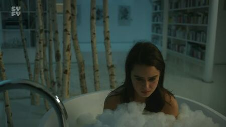 Rosabell Laurenti Sellers nackt (bedeckt) – Spides, Staffel 1, Folge 7 (2020) HD 1080p Online anschauen / Rosabell Laurenti Sellers – Spides