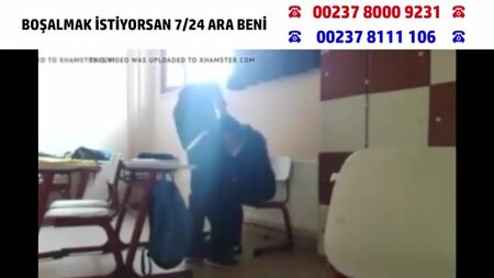 Eine junge türkische Gymnasiastin ist gerade damit beschäftigt, im Klassenzimmer einen zu blasen