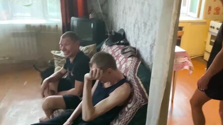 Oleg Mongol, der verrückte Pascha und Irischka Chiki-Piki kochen Nudeln nach Marineart