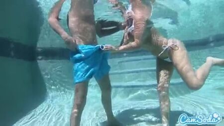 Sex im Schwimmbecken unter Wasser