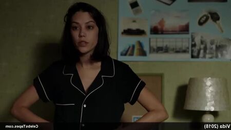 Melissa Barrera: Nacktszenen und lesbischer Sex in „Vida“ (2018)