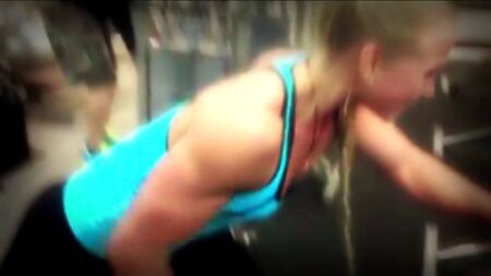 SARAH BACKMAN – HD-Video: Motivation für Frauen beim Armdrücken