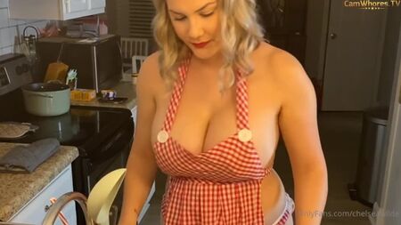 Chelsea Wilde, Hausfrau, kocht das Abendessen – große Brüste in der Küche – Dienstmädchen