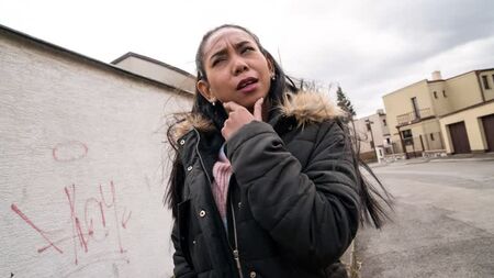 PublicAgent – Killa Raketa – Indonesische Babe will das Geld [Für Geld, Sex vor der Kamera, Sex in der Öffentlichkeit, Neu, 2022, Erwischt]