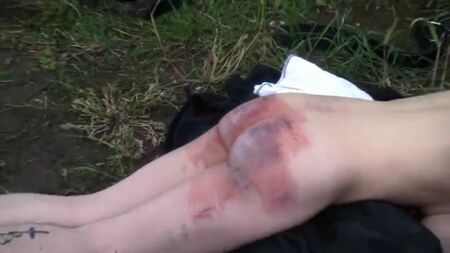 Eine extrem harte, echte Auspeitschung einer schwedischen Sklavin im Wald