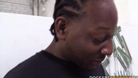 Sich Fremden in einer öffentlichen Toilette ergeben