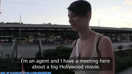 Emilia macht einen Blowjob und ersetzt die Vagina durch hundert Euro