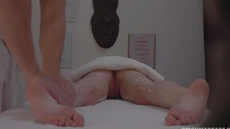Versteckte Kamera schoss einen Masseur -Sex mit einem Kunden