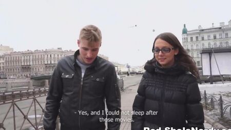 Russisch gibt dem ersten entgegenkommenden Blowjob
