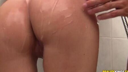 Die Schönheit macht einen Blowjob im Badezimmer