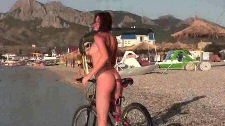 Nackt auf dem Fahrrad