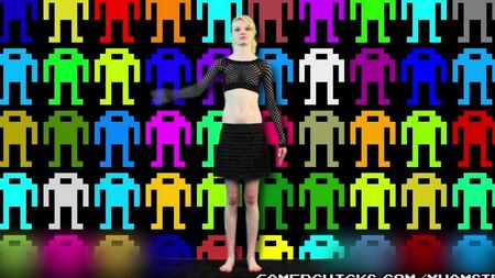 Tanzenstriptease vor einer Menge von Männern, die Brüste enthüllen