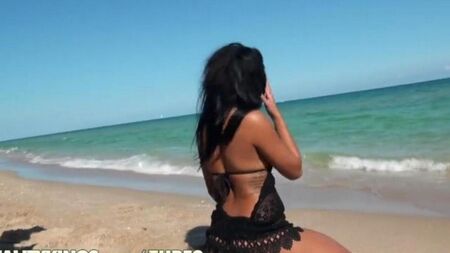 Nahm das Mädchen am Strand aus und fickt hart