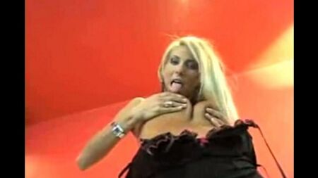 Heiße blonde Tanzstriptease