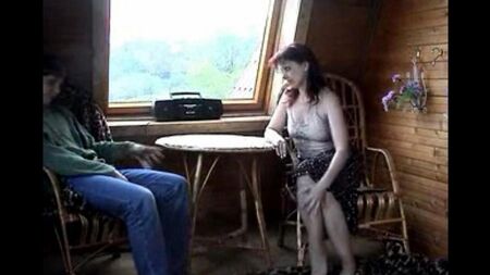 Der Sohn fickte seine Mutter auf dem Land