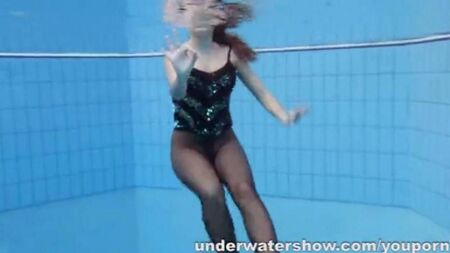Nackte Frau im Pool