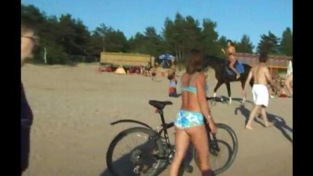 Oberteile am Strand