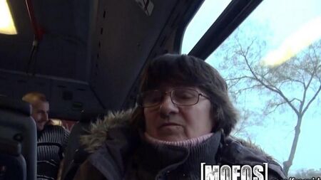 Öffentlicher Sex in einem Bus mit einem Fremden