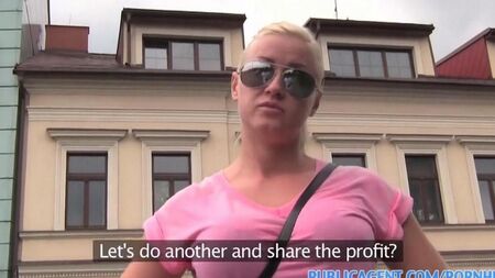 Blowjob auf der Straße mit einem Fremden für Geld
