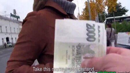 Blonde fickt für Geld für ein neues Sofa